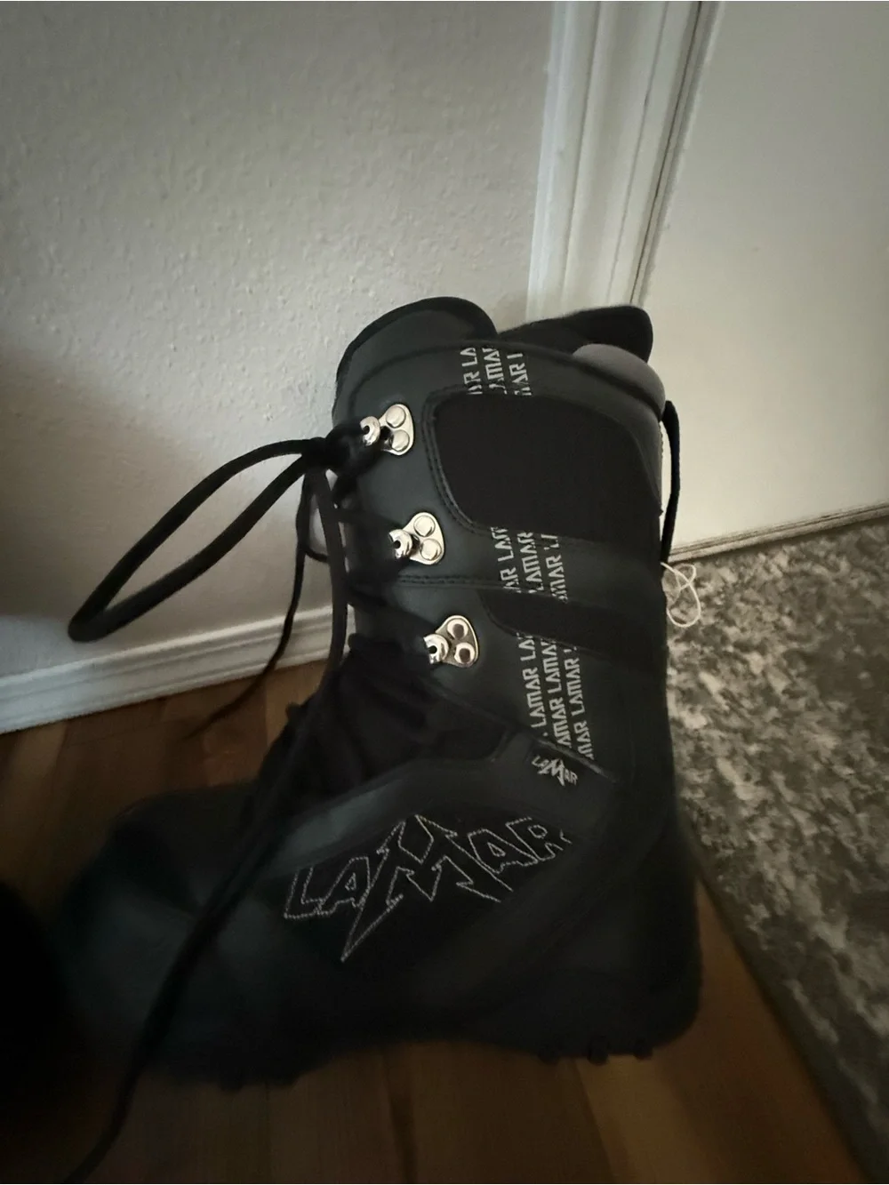 LAMAR Black Lace-Up Snowboard Boots